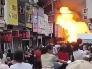 宁波一夜市快餐店发生火灾 现场火光猛烈，当地消防回应