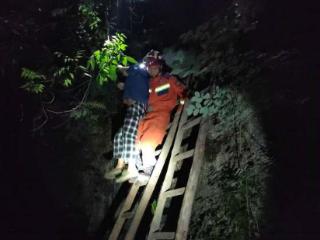 四川巴中：一村民农作时不慎跌入60米悬崖 消防紧急救援