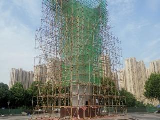 六安皋城广场火炬雕塑维修进展迅速，旧漆已铲除