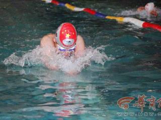 西安市临潼区举行游泳公开赛 114名运动员参赛为近年最大规模