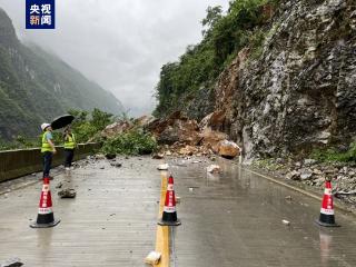 强降雨导致广西天峨公路上边坡塌方 交通中断