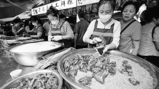 端午节临近 人们制作民俗食物和用品 迎接传统节日。