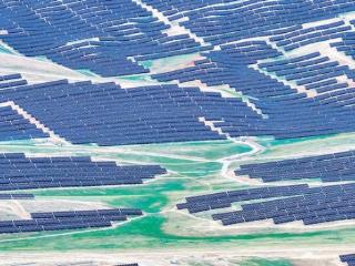 新疆：“牧光互补”模式助力光伏产业绿色低碳发展