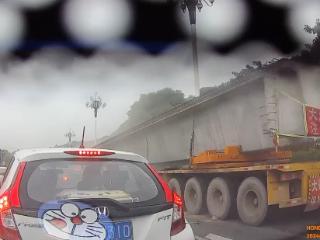 广州大货车撞上多辆小轿车 相关部门：事故涉及16辆小轿车，有人员受伤