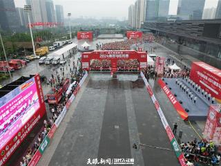 2024贵阳迷你马拉松赛激情开跑 1.4万余名跑者同场竞技