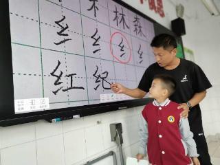 济南高新区鸡山小学开设硬笔书法选修课程