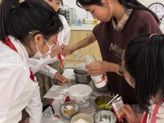 济南高新区丰奥嘉园小学：走进“丰蜜”烘焙社团，用甜蜜传递文化
