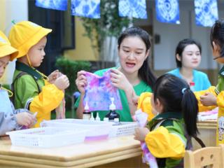 乐享夏日清凉，蓬安县彩红幼儿园举行期末艺术展暨亲子戏水嘉年华活动