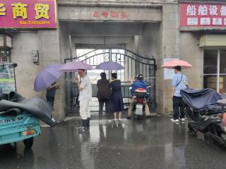 安庆城市防洪墙闸口放下第一块闸门
