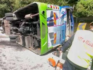 一辆载有中国乘客的旅游巴士在马来西亚翻覆 2人死亡