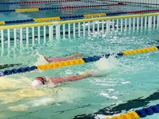 济南高新区丰奥嘉园小学四年级游泳课程结课了！