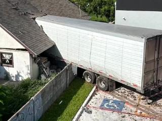 美国一辆18轮大卡车撞入民宅 半截车身卡在房中司机当场死亡