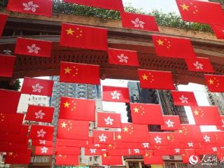 香港回归祖国27周年 喜庆气氛洋溢街头
