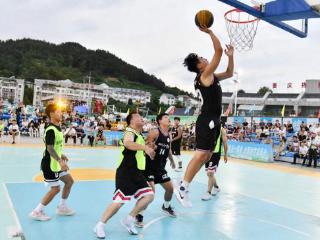 四川青川的“坝坝篮球”太精彩，外国友人也来争夺月冠军