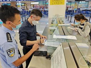 今年上半年 重庆边检总站查验出入境人员82万余人次