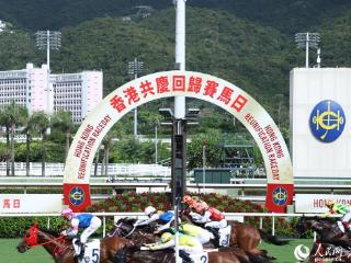 香港庆祝回归27周年 “马照跑”气氛热烈