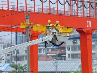 贵州电网公司：让党旗在防汛抢险保供电一线高高飘扬