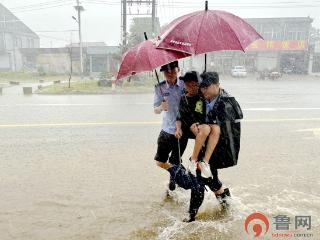 枣庄市公安局山亭分局民辅警冒雨护送儿童安全回家