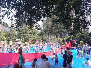 重庆渝北区：科兰路社区开展“泡沫之夏-戏水狂欢”亲子活动
