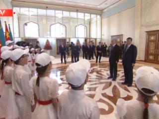 视频丨习近平在托卡耶夫陪同下欣赏哈萨克斯坦少年儿童演唱《歌唱祖国》