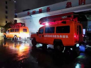 湖南岳阳县19名应急救援队员连夜驰援赴平江县