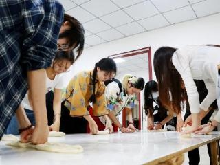 制作空心面、蜡染作品、打糍粑……清华美院学子到绥阳开展暑期社会实践