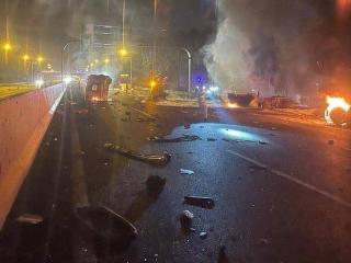 越南一高速上两车相撞 致1死1伤