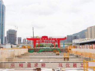 深圳地铁15号线首座车站主体结构封顶