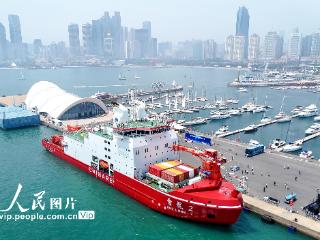 山东青岛：“雪龙2”号和“极地”号破冰船亮相 并向公众开放参观
