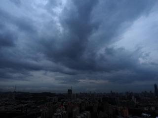 济南天空黑云滚滚夏雨阵阵，进入7月泉城告别干旱