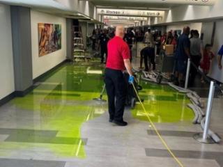 美国一机场天花板渗出神秘绿色液体 走廊被淹