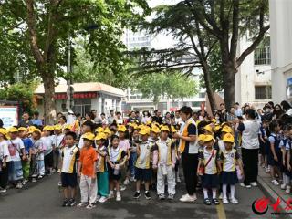 潍坊市奎文区卧龙学校迎接幼儿园小朋友入校参观