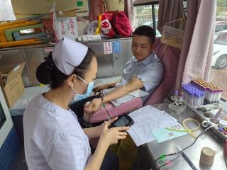 贵州银行黔南分行工会、团委开展“无偿献血 有爱人生” 主题活动