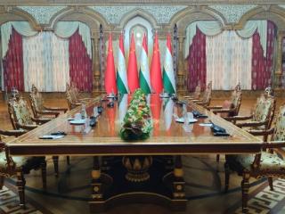 习近平将同塔吉克斯坦总统拉赫蒙举行小范围会谈