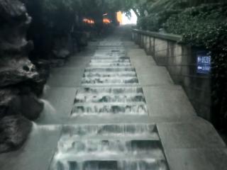 济南大雨倾盆，黑虎泉附近的台阶形成短时激流瀑布