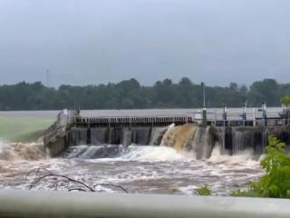 美国威斯康星州一水坝遭冲毁 当地部分居民被要求撤离