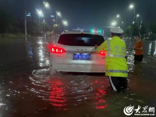 大雨磅礴下的担当，公安、交警守护雨中潍坊
