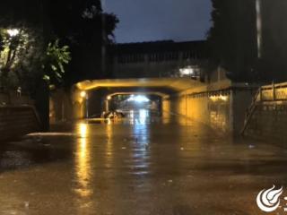 因暴雨积水导致车内人员被困，潍坊青州消防紧急救援