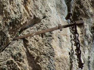别名“砍断大理石”：法国一1300年古剑被人从悬崖上拔走