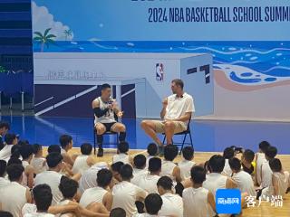 NBA传奇球星德克·诺维茨基造访海口 与小球员亲密互动