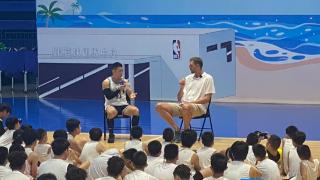 NBA传奇球星德克·诺维茨基造访海口 与小球员亲密互动