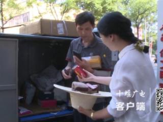 张湾区红卫街道志愿者为户外工作者夏日送清凉