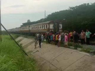 泰国披集府一皮卡车与火车相撞 已致5人死亡