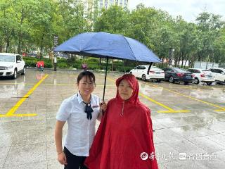 菏泽农商银行高新区支行开展“雨”您同行，“衣”路相伴暖心活动