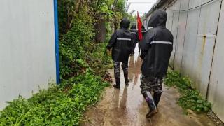 济宁市微山县南阳镇组织青年志愿者筑牢风雨前线“青春堤坝”