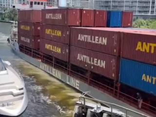 美国迈阿密市一货船撞上大桥下隔离屏障