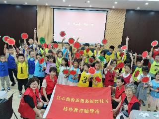 江心洲洲岛绿园社区暑托班开展儿童团扇DIY活动