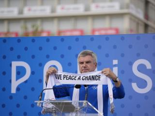 “奥林匹克休战墙”揭幕 运动员在奥运村呼吁世界和平