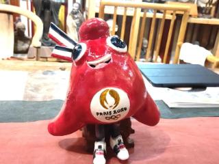 巴黎奥运会开幕在即，济南非遗传人手制吉祥物“弗里热”新鲜出炉