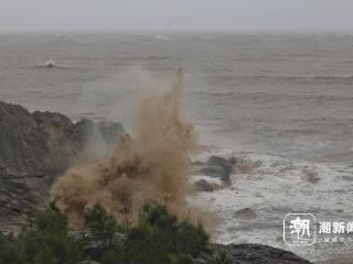 潮新闻温州苍南直击：“格美”掀起巨浪拍打海岸，部分沿海公路暂封闭
